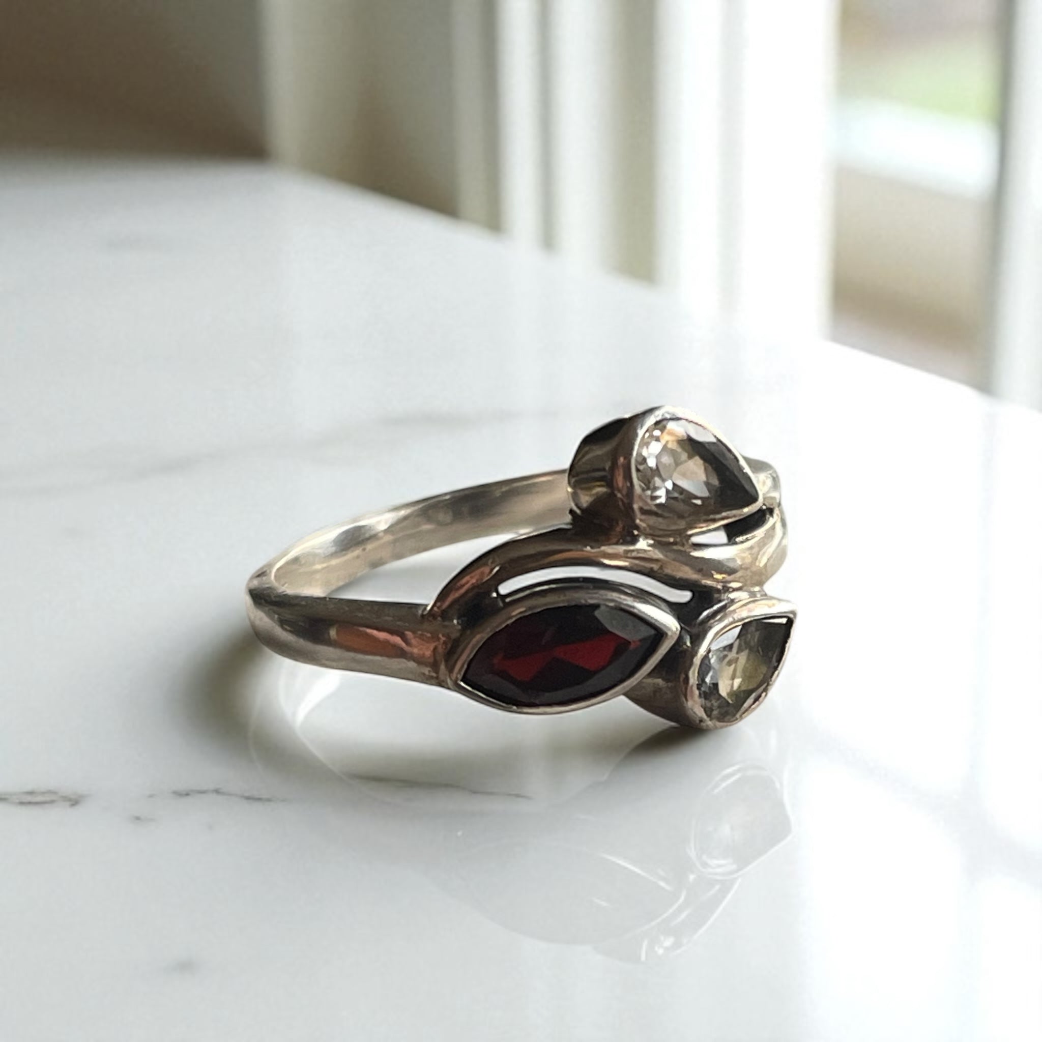 Anillo Theia - Granate Hessonita y Cuarzo Blanco Plata 925