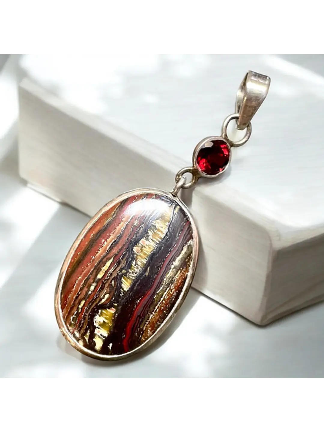 Colgante Ojo De Tigre Con Hierro Natural Y Granate En Plata - Joyas Velardi