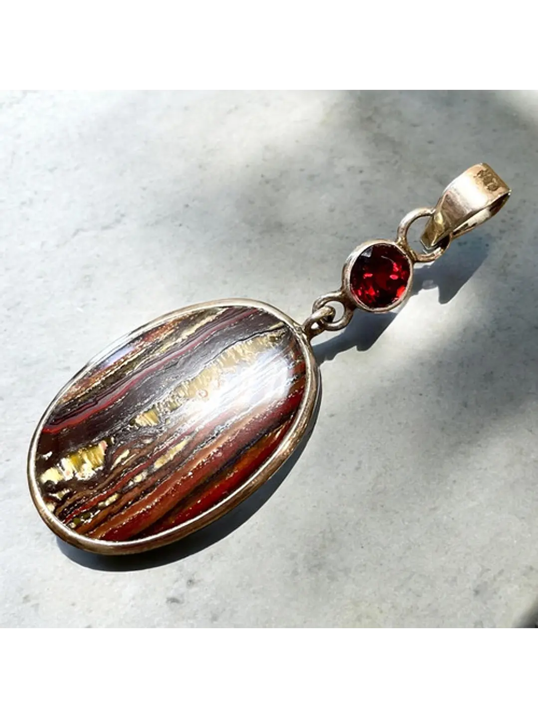 Colgante Ojo De Tigre Con Hierro Natural Y Granate En Plata - Joyas Velardi