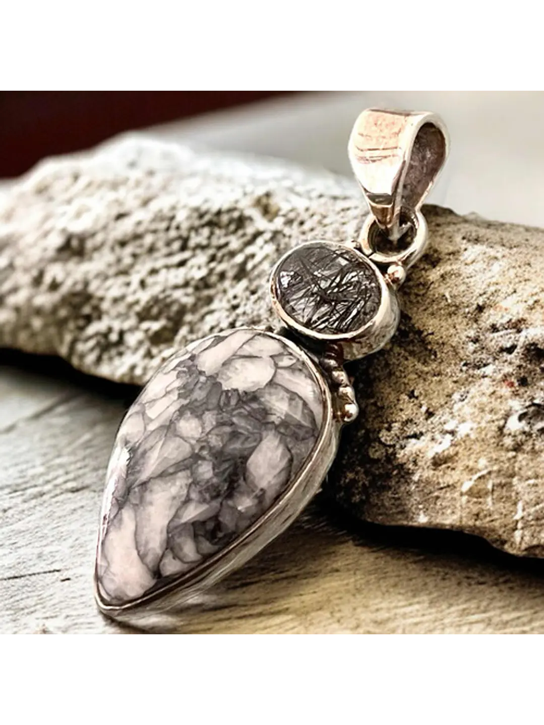 Colgante De Pinolita Y Turmalina Negra En Cuarzo - Joyas Velardi