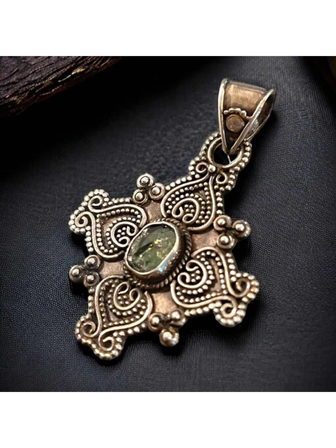 Colgante Medallón Apatita Verde Cruz De Plata - Joyas Velardi