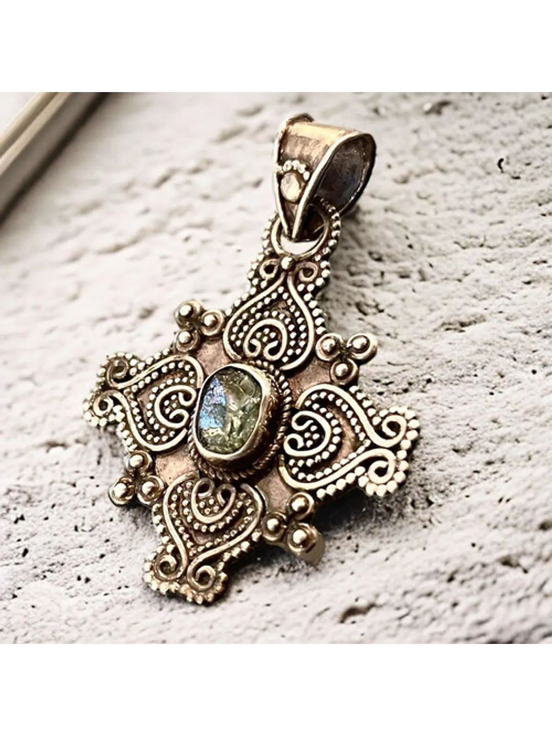 Colgante Medallón Apatita Verde Cruz De Plata - Joyas Velardi