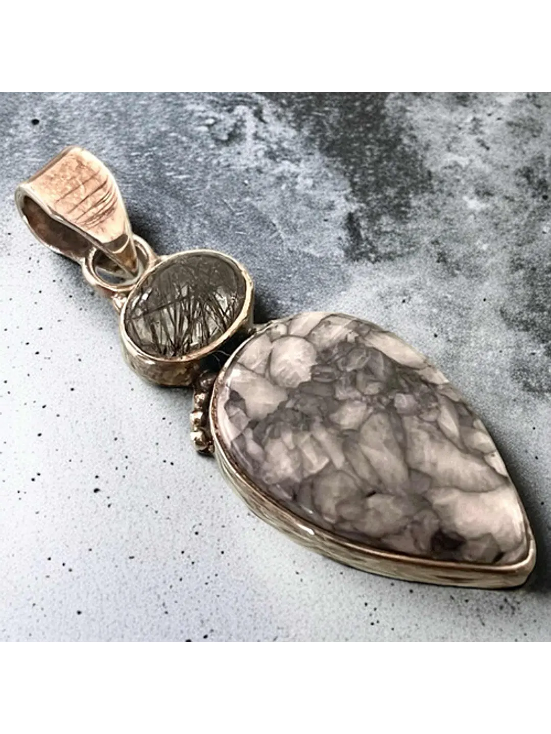 Colgante De Pinolita Y Turmalina Negra En Cuarzo - Joyas Velardi