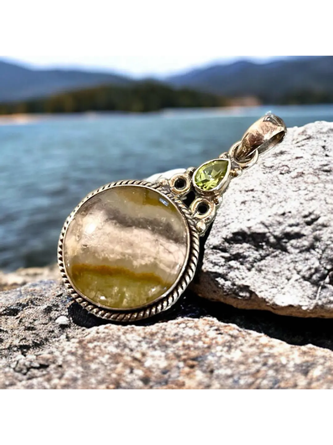 Colgante De Prehenita Australiana Con Peridoto Plata - Joyas Velardi