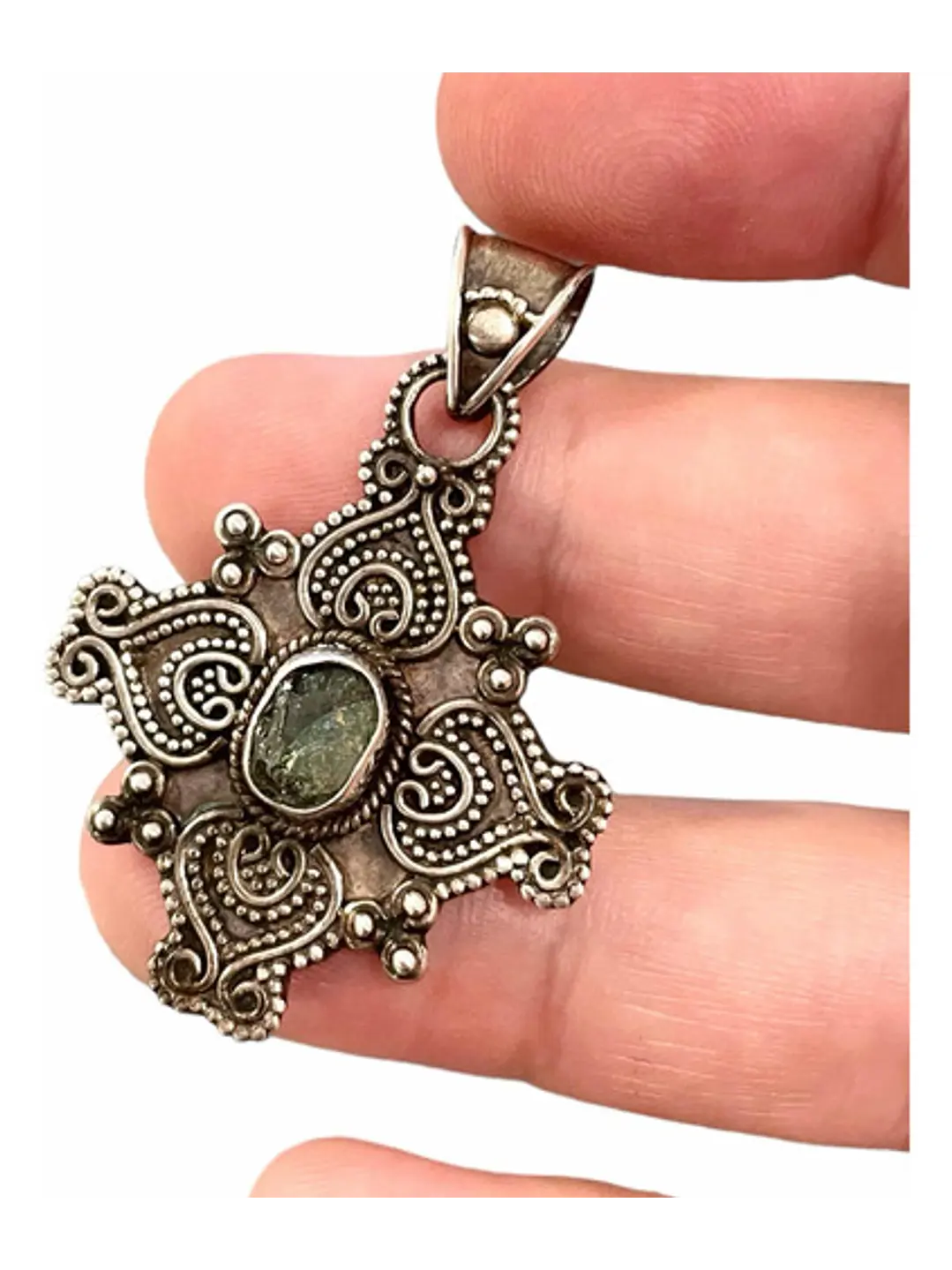 Colgante Medallón Apatita Verde Cruz De Plata - Joyas Velardi