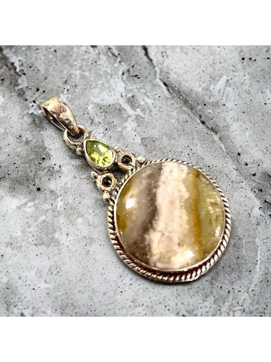 Colgante De Prehenita Australiana Con Peridoto Plata - Joyas Velardi