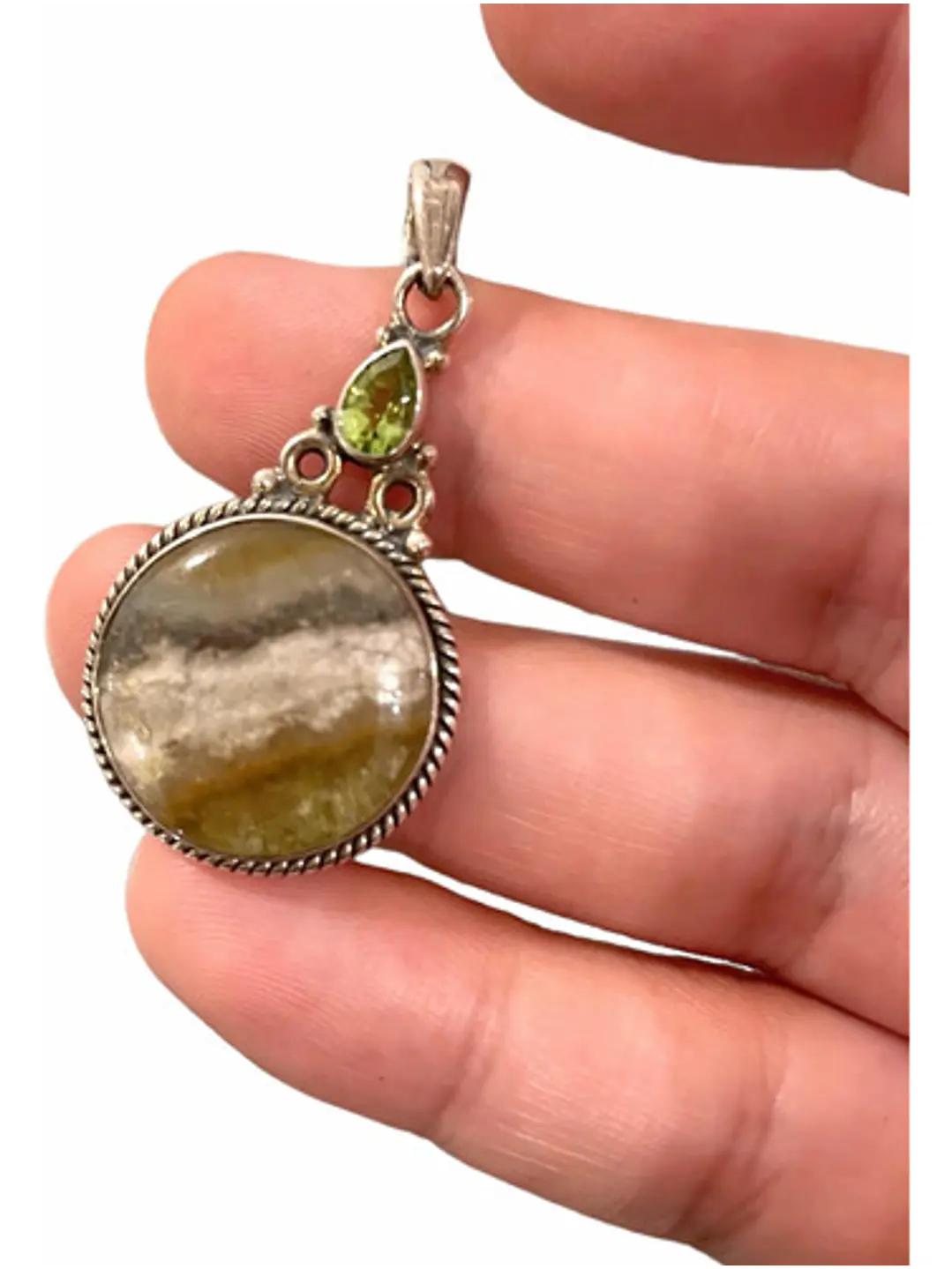 Colgante De Prehenita Australiana Con Peridoto Plata - Joyas Velardi