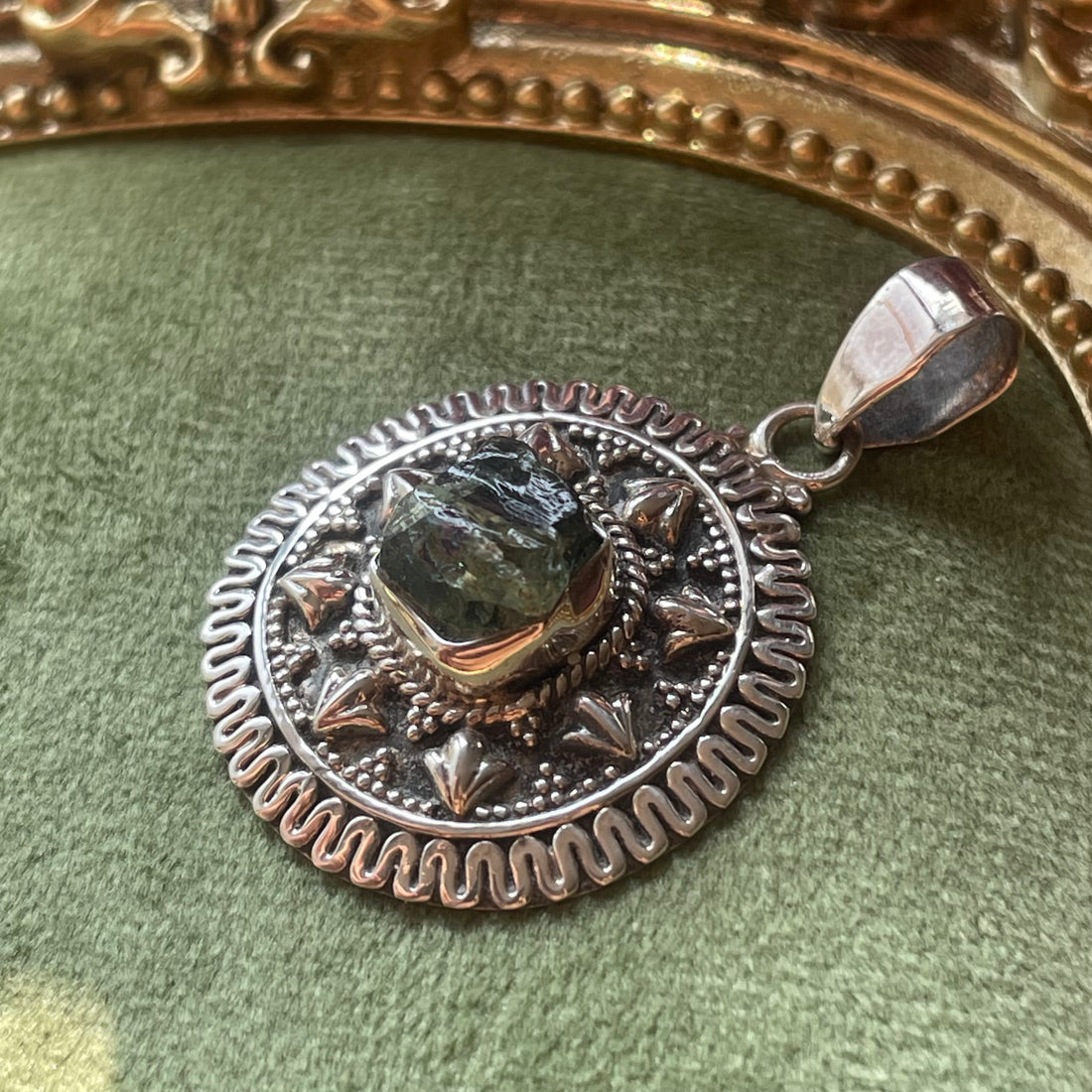 Colgante Medallón Apatita en bruto Plata 925