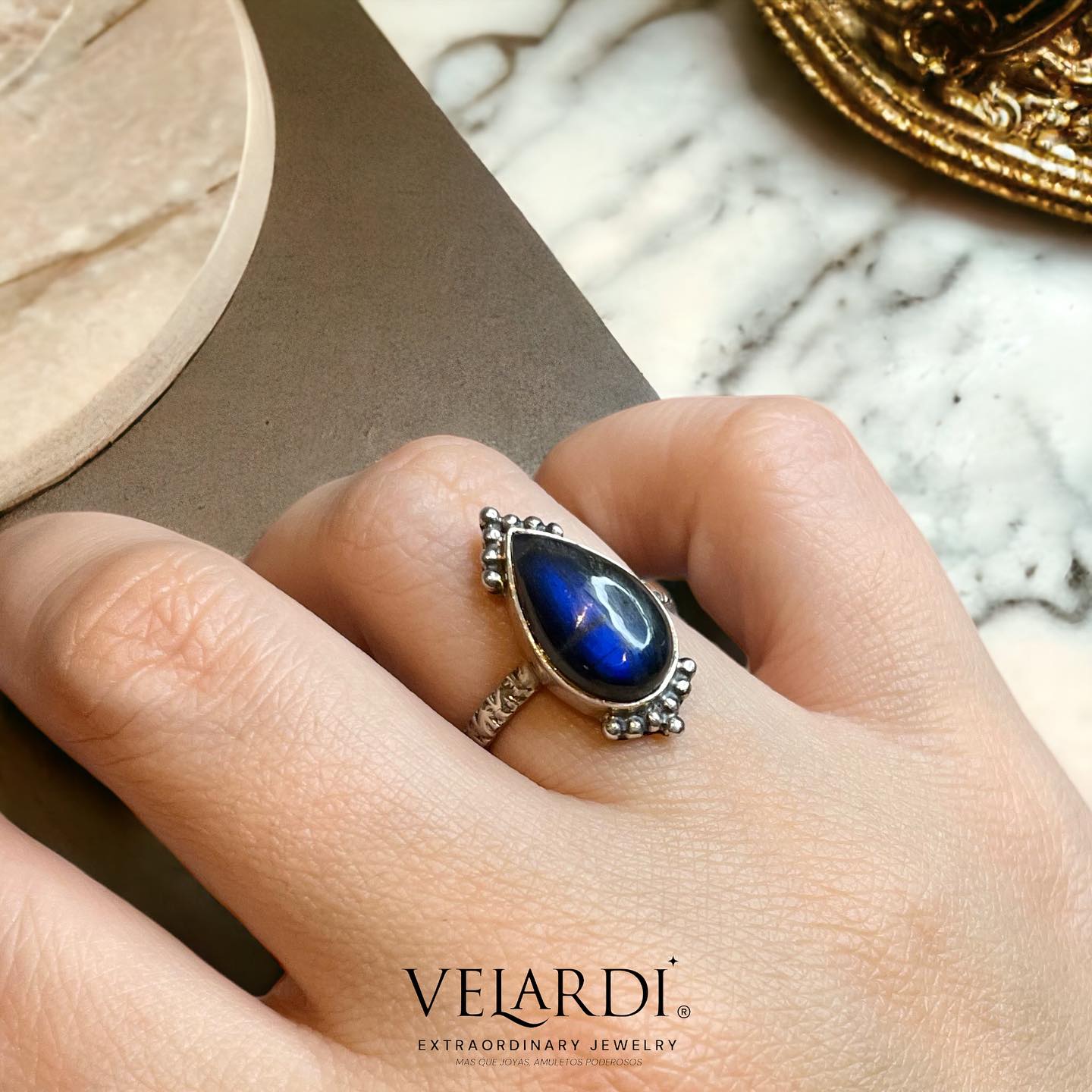 Aether — Anillo de Labradorita Azul Fuego de Madagascar en Plata 925 - Joyas Velardi