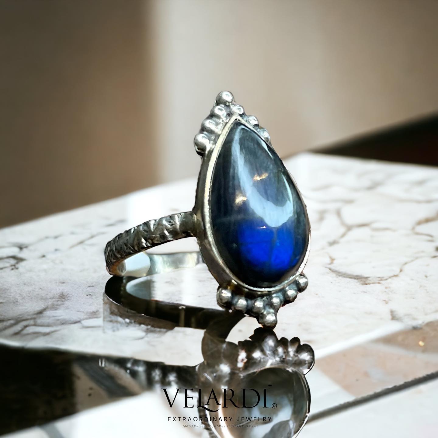 Aether — Anillo de Labradorita Azul Fuego de Madagascar en Plata 925 - Joyas Velardi