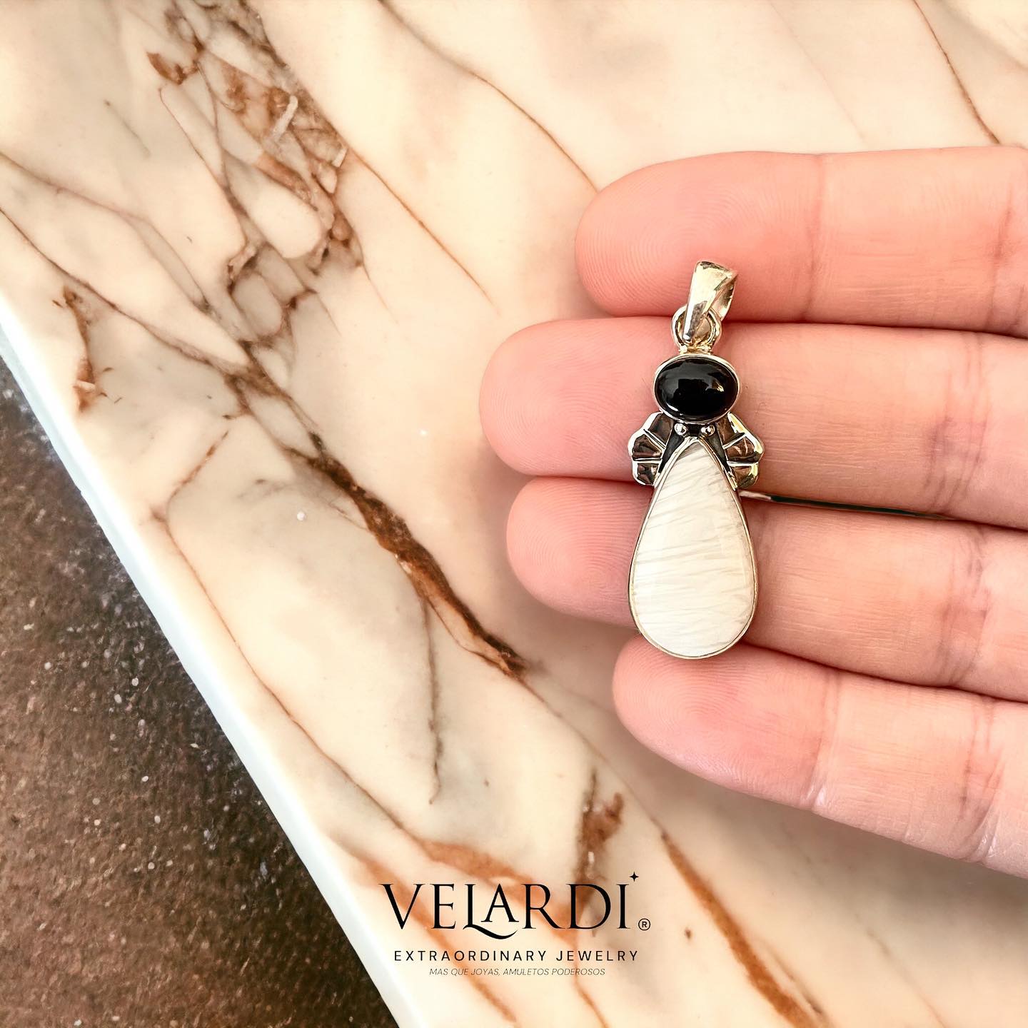 Colgante Selene – Escolecita Blanca y Ónix Negro en Plata 925 - Joyas Velardi