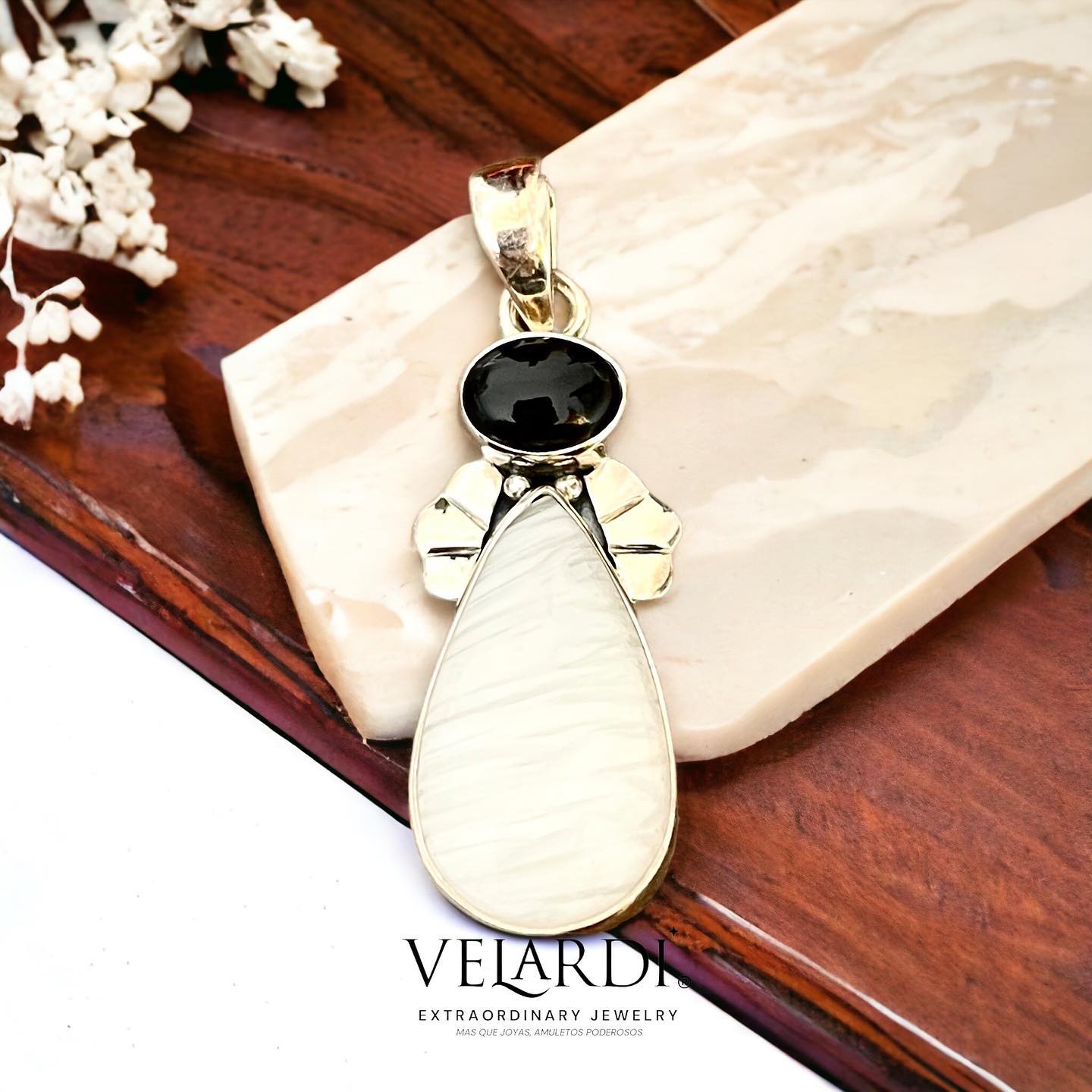 Colgante Selene – Escolecita Blanca y Ónix Negro en Plata 925 - Joyas Velardi