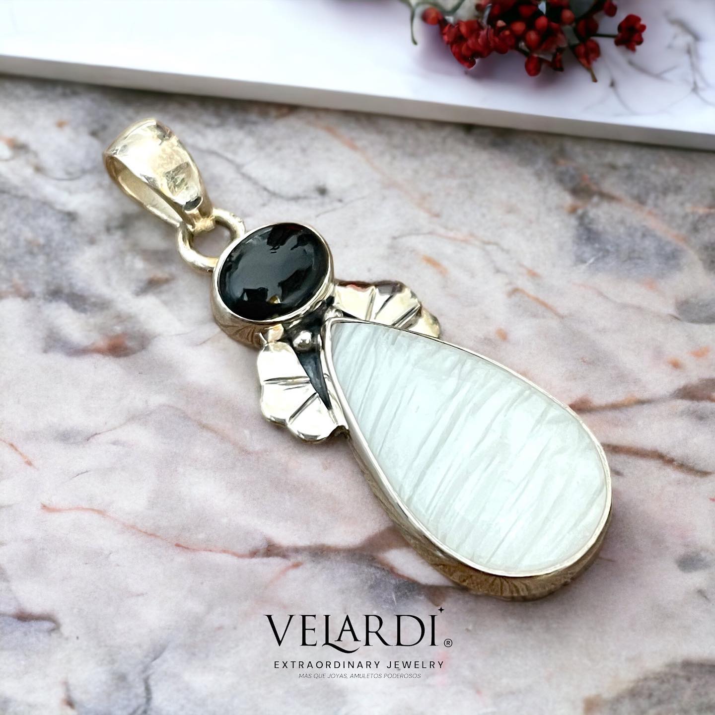 Colgante Selene – Escolecita Blanca y Ónix Negro en Plata 925 - Joyas Velardi