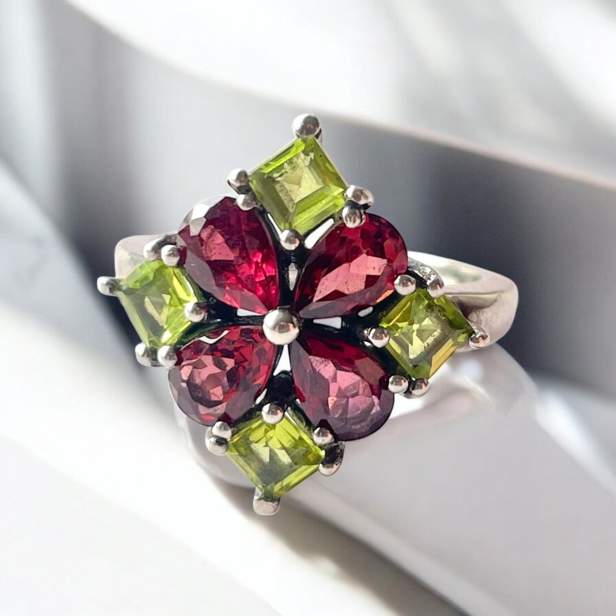 Anillo Octavia - Granate Hessonita y Peridotos Plata 925