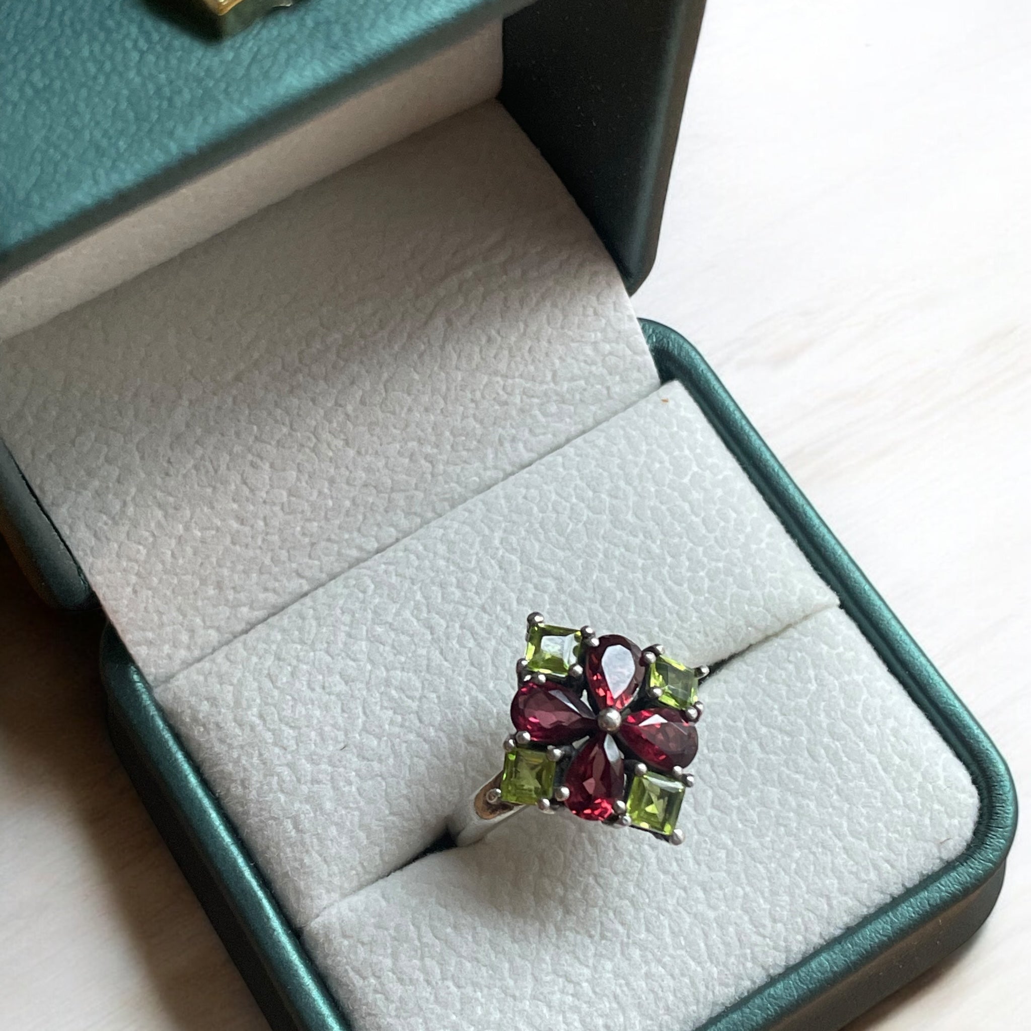 Anillo Octavia - Granate Hessonita y Peridotos Plata 925