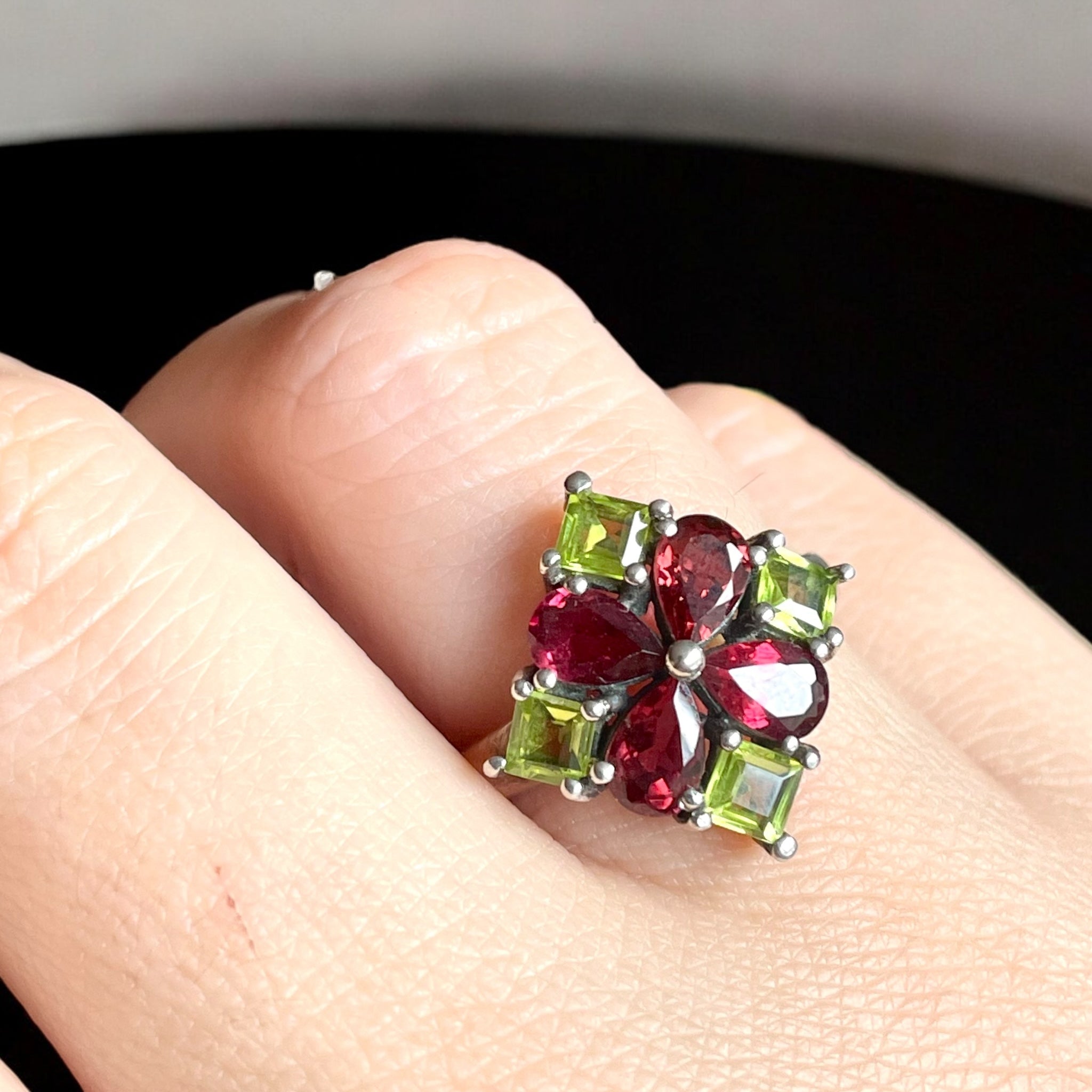 Anillo Octavia - Granate Hessonita y Peridotos Plata 925