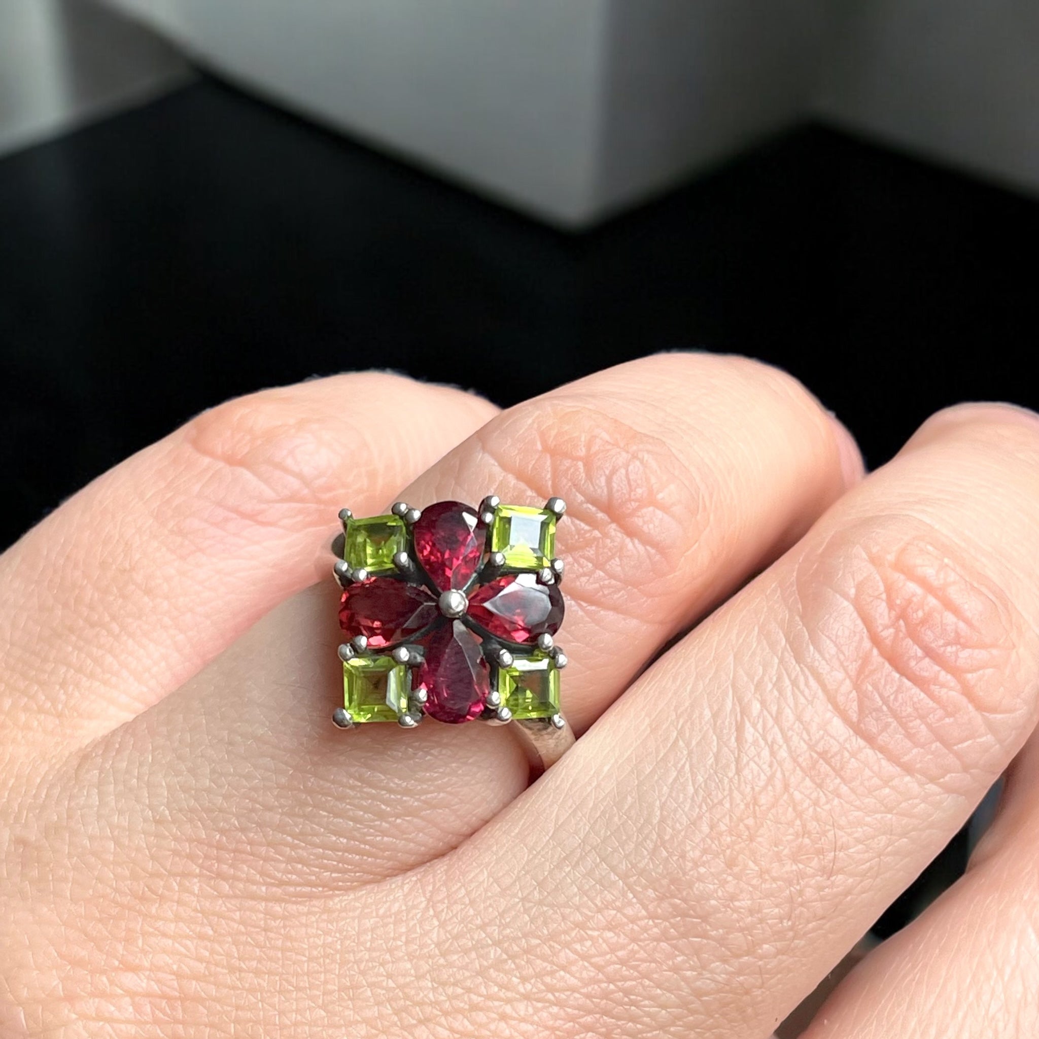 Anillo Octavia - Granate Hessonita y Peridotos Plata 925