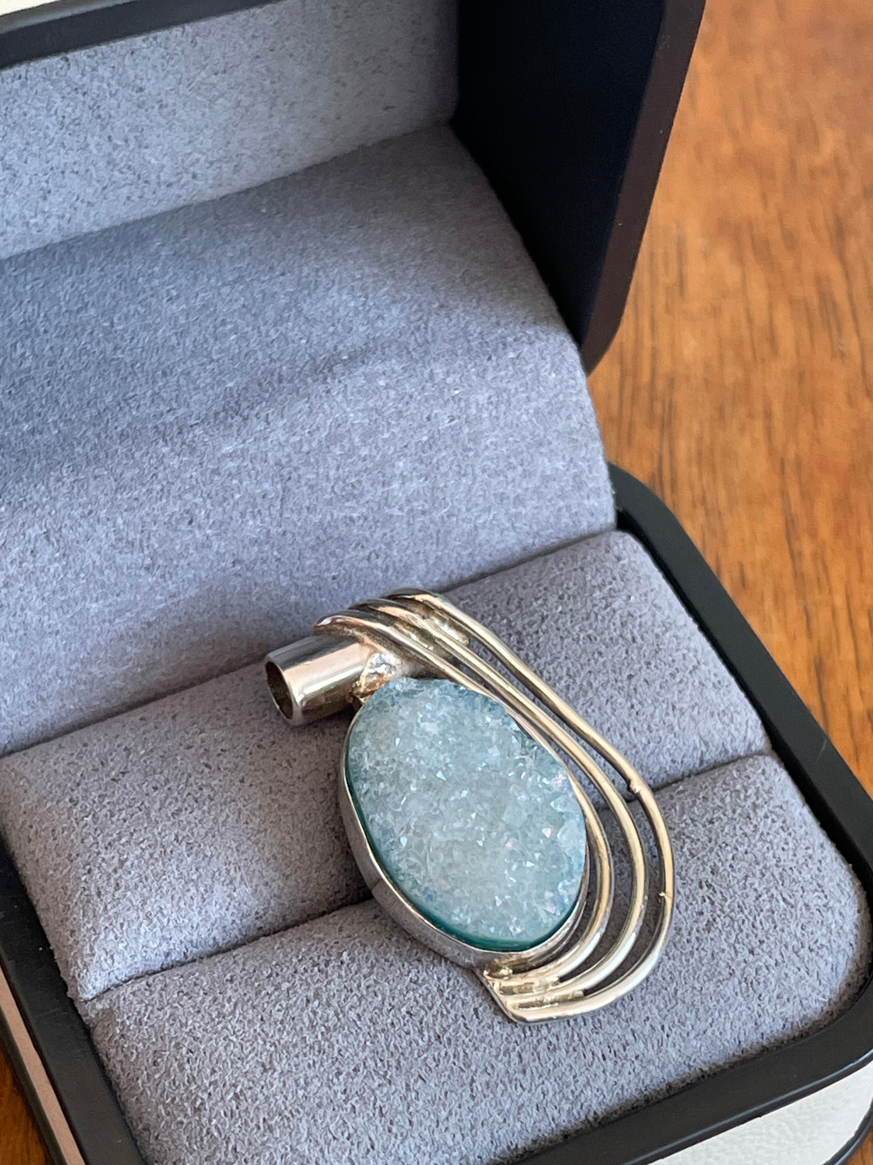 Colgante Elunëa Plata 925 | Drusa de cuarzo con titanio azul - Joyas Velardi