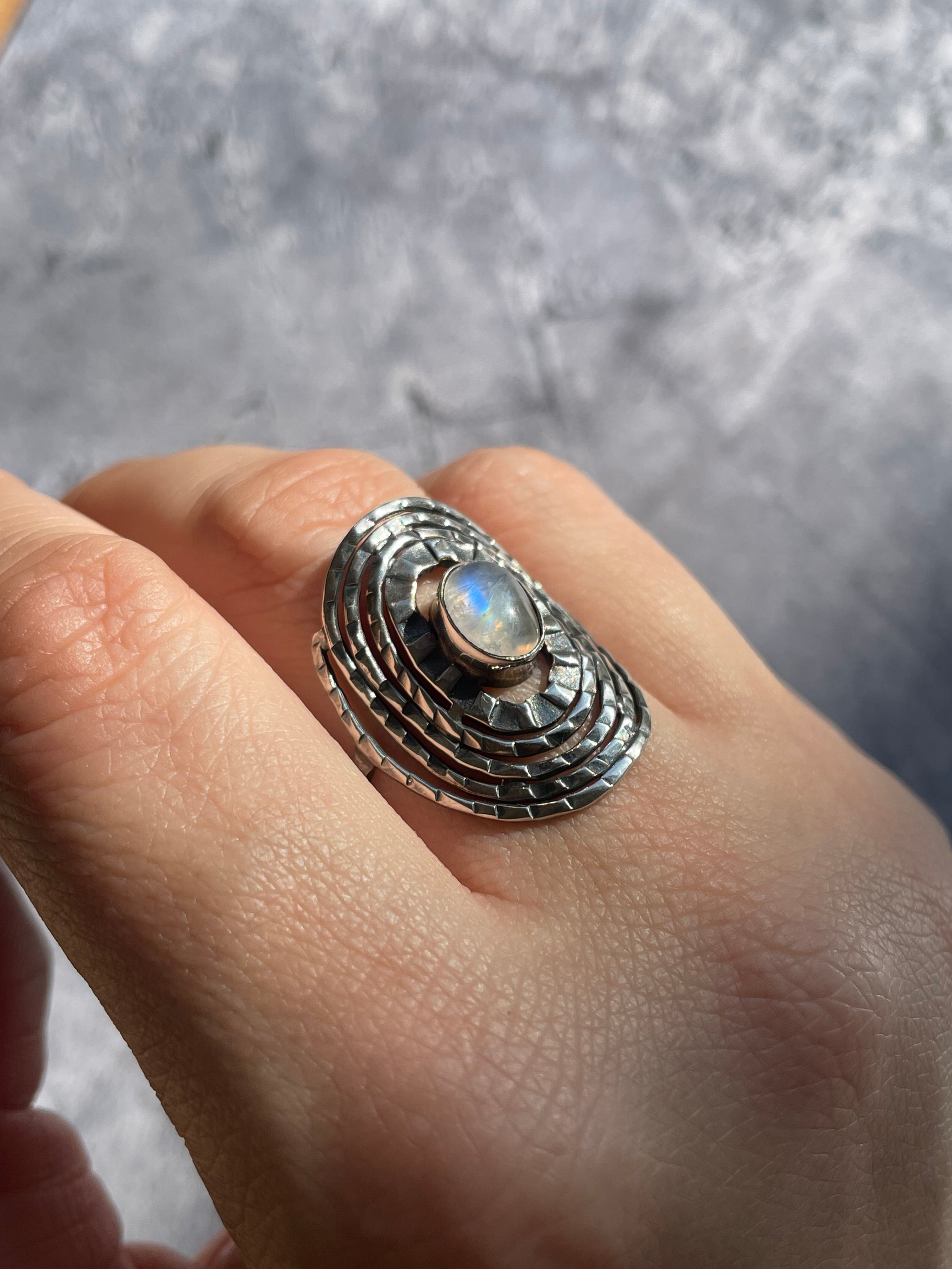Anillo “Selene” – Plata & Piedra Luna Arcoíris - Joyas Velardi
