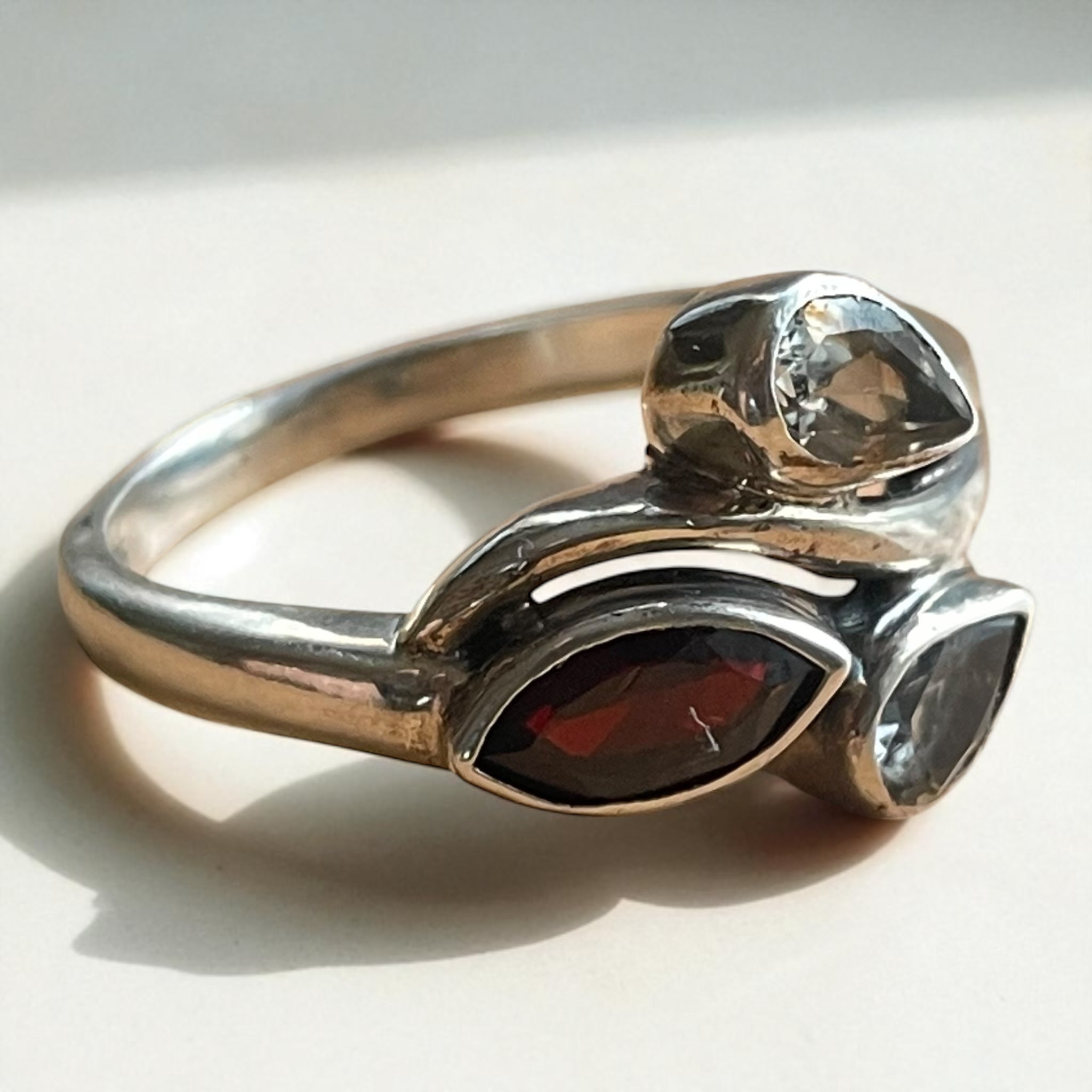 Anillo Theia - Granate Hessonita y Cuarzo Blanco Plata 925