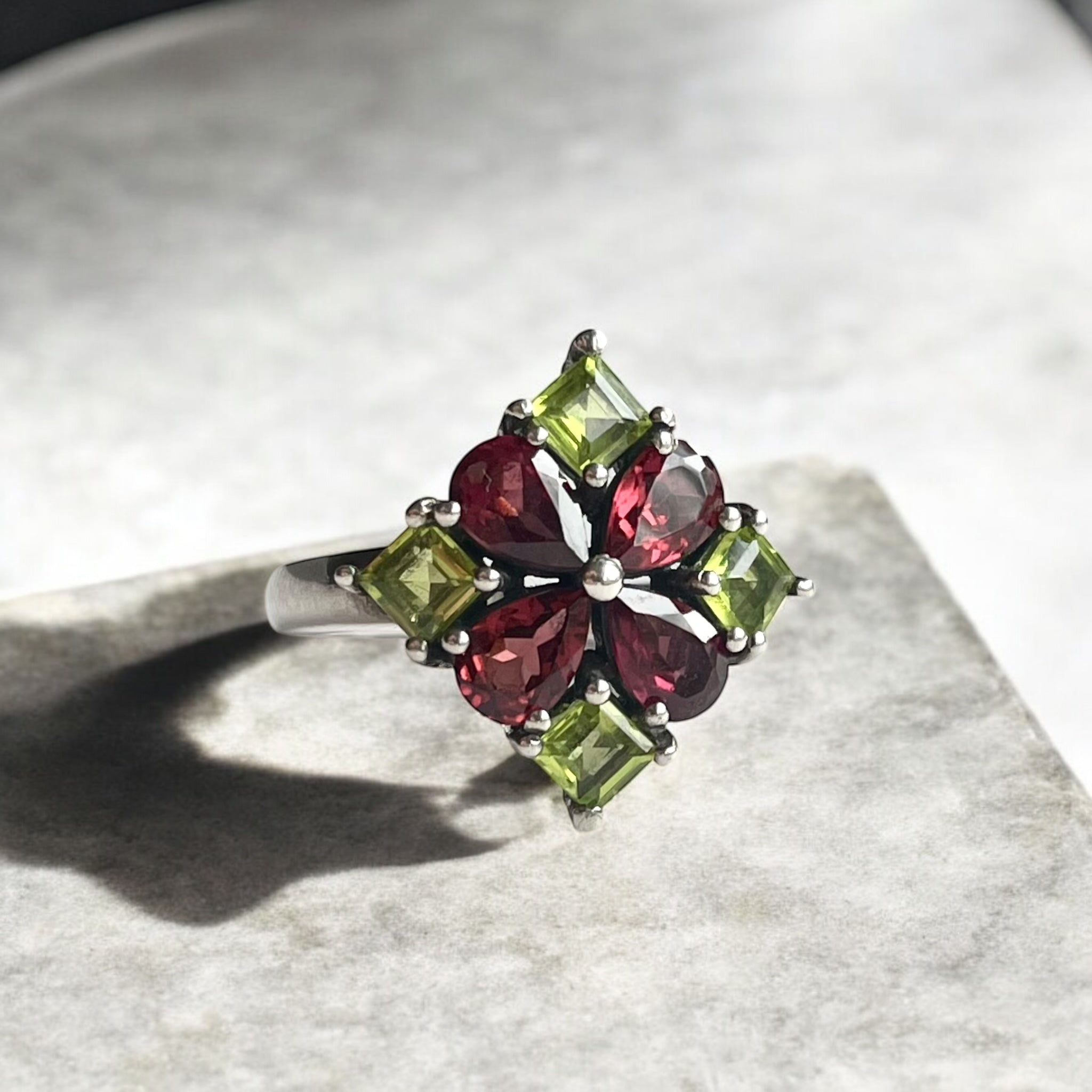 Anillo Octavia - Granate Hessonita y Peridotos Plata 925