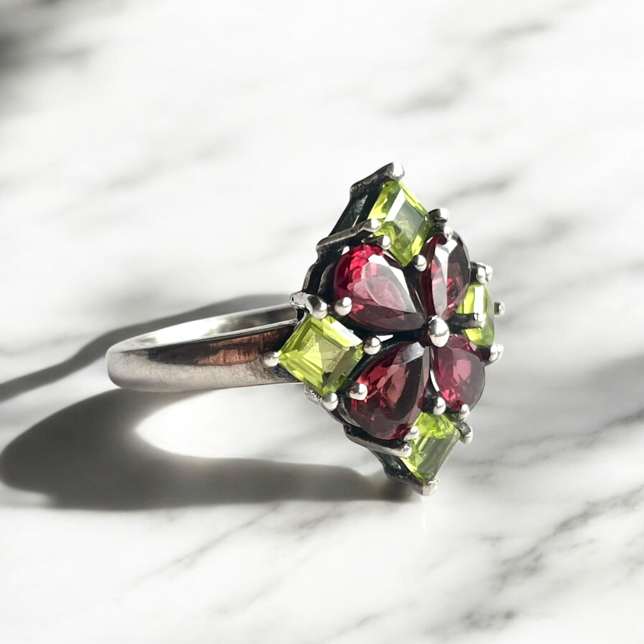 Anillo Octavia - Granate Hessonita y Peridotos Plata 925