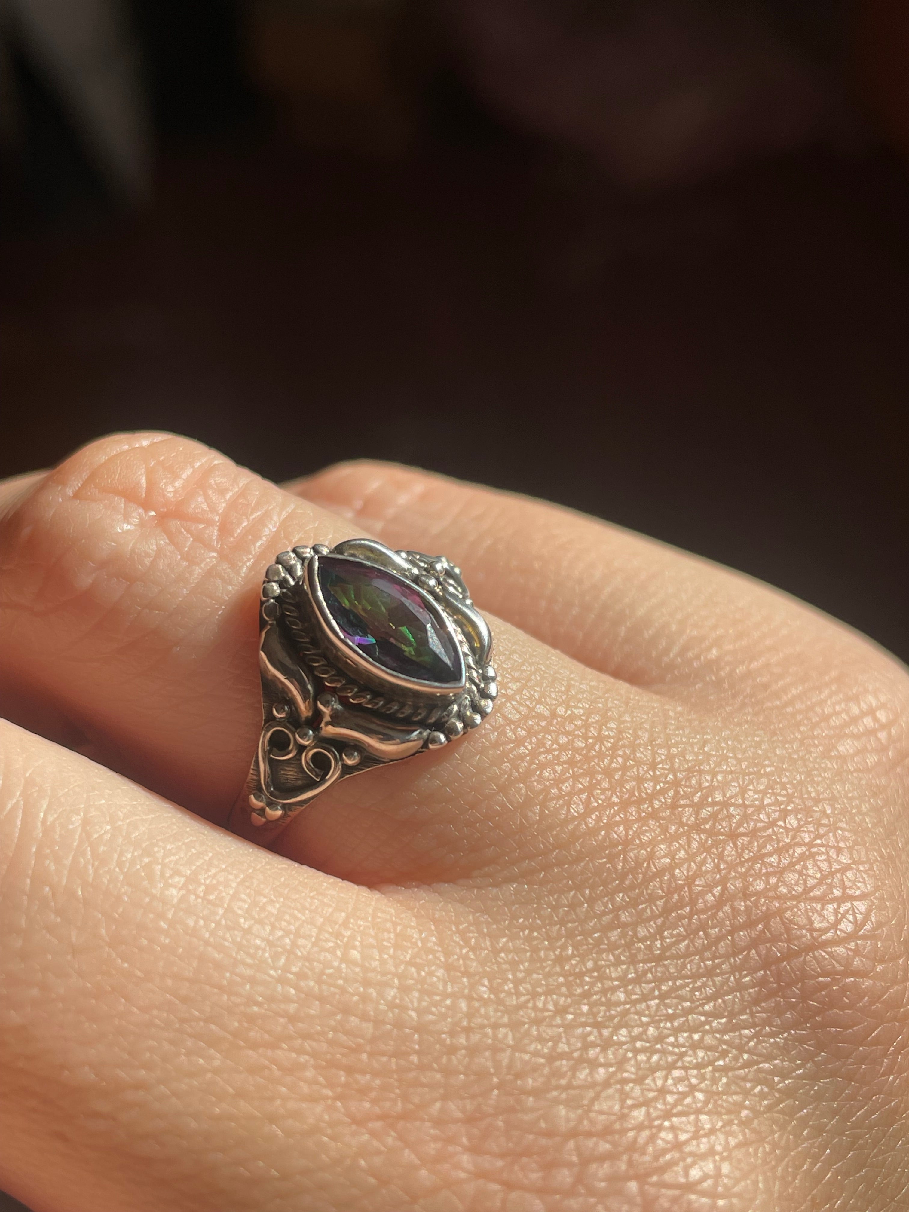 Anillo Lilith – Plata 925 & Topacio Místico - Joyas Velardi