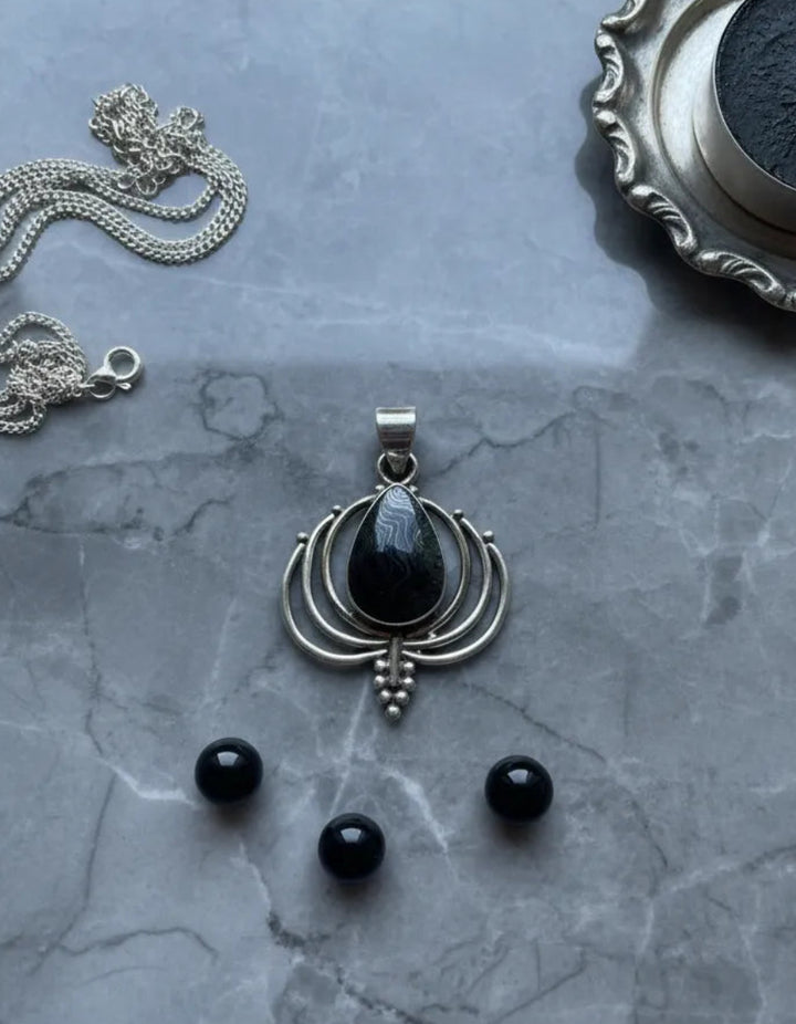 Colgante malaquita negra corona de plata psilomelan