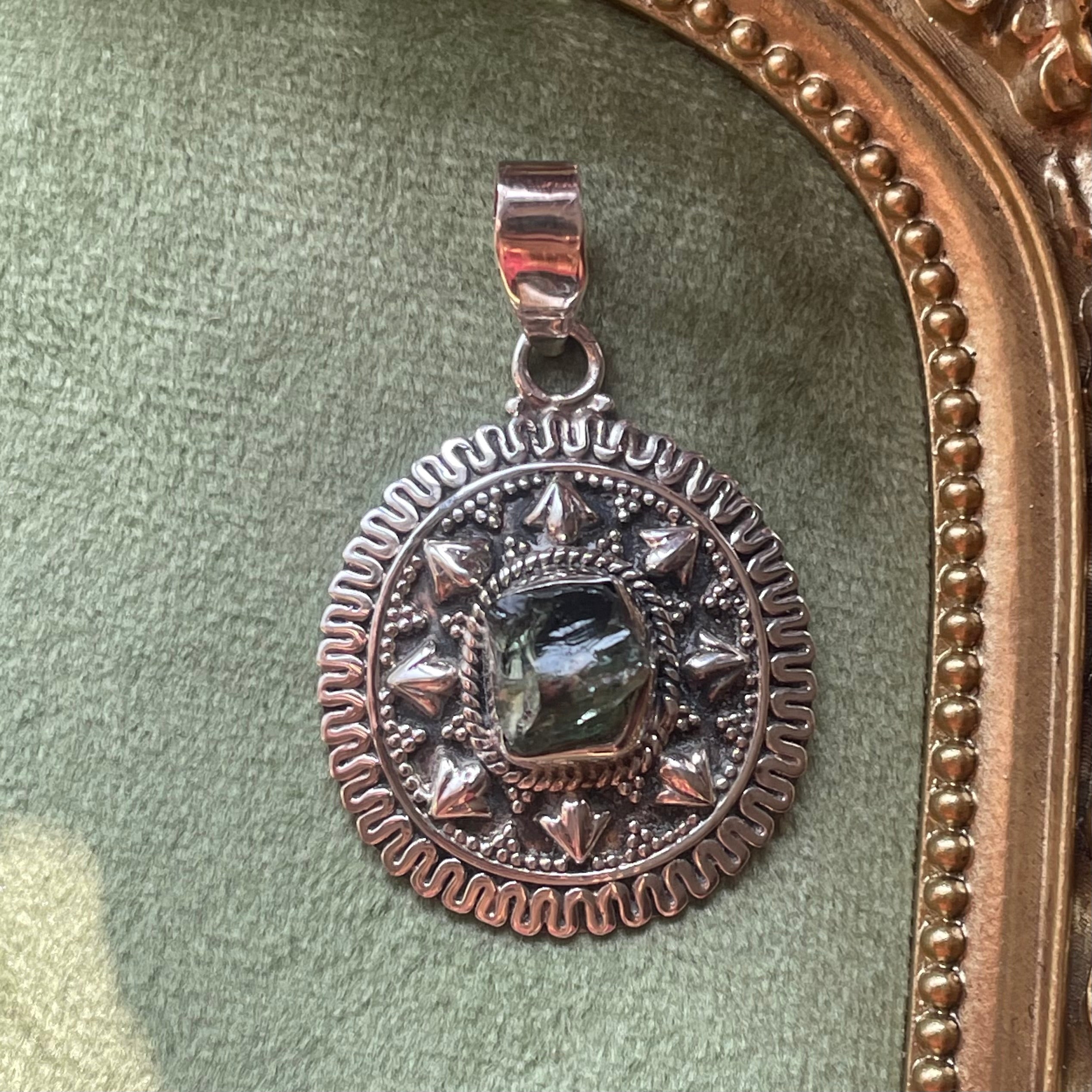 Colgante Medallón Apatita en bruto Plata 925