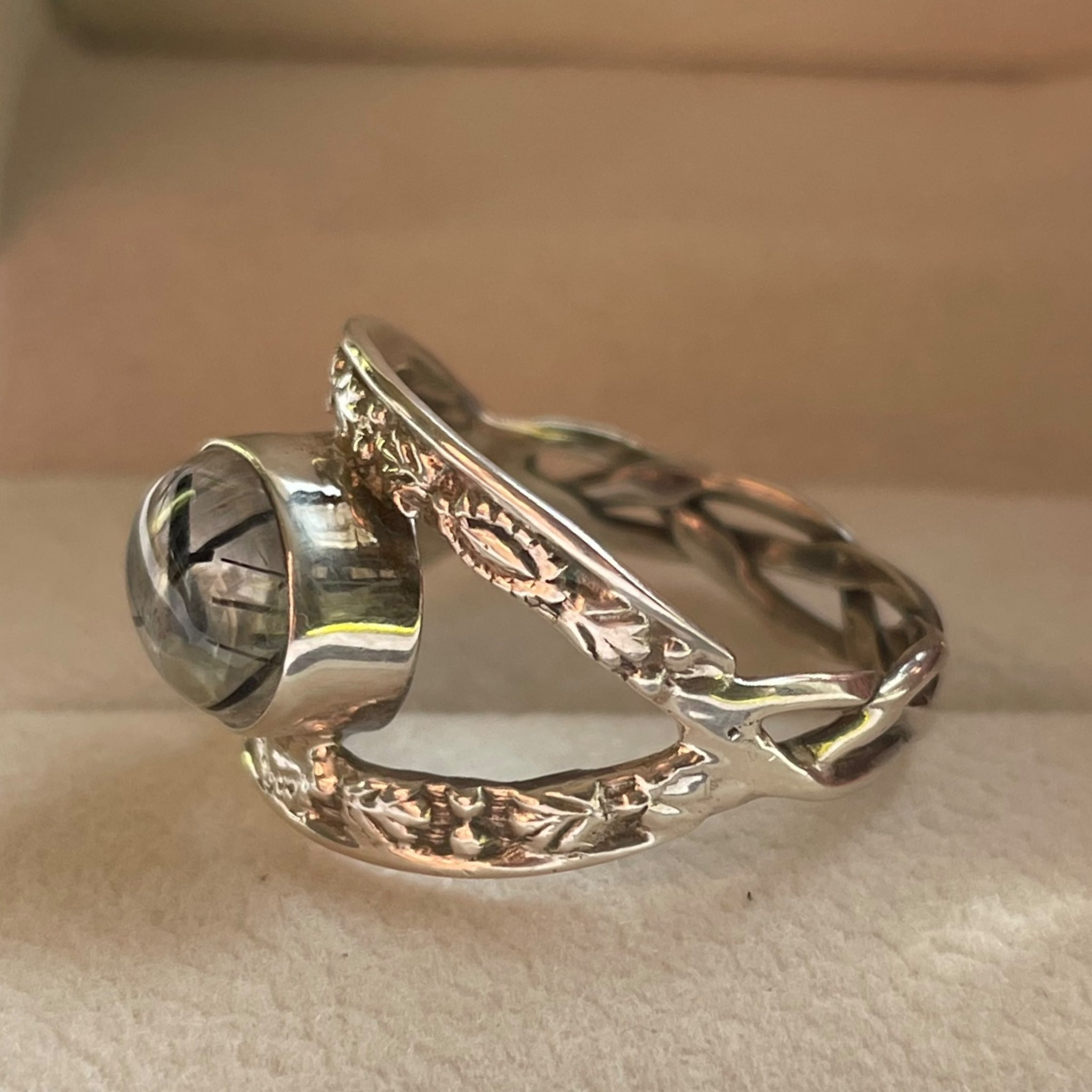 Anillo Akaris - Turmalina negra en cuarzo Plata 925