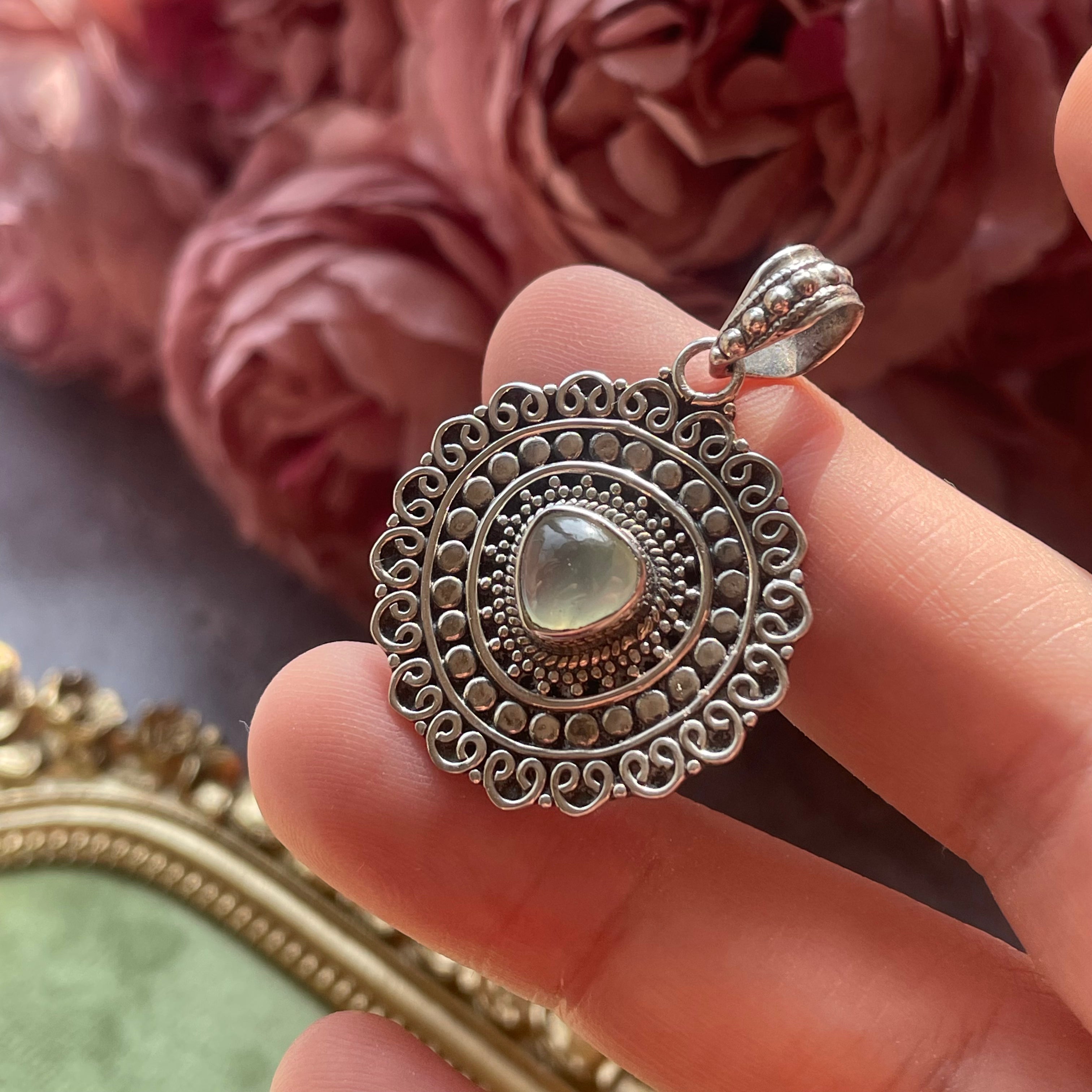 Medallón de Prehenita y Plata 925 - Mirelia