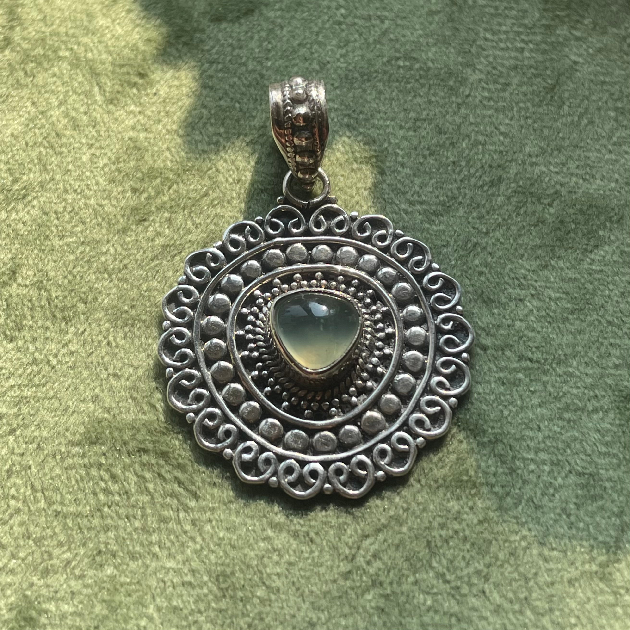 Medallón de Prehenita y Plata 925 - Mirelia