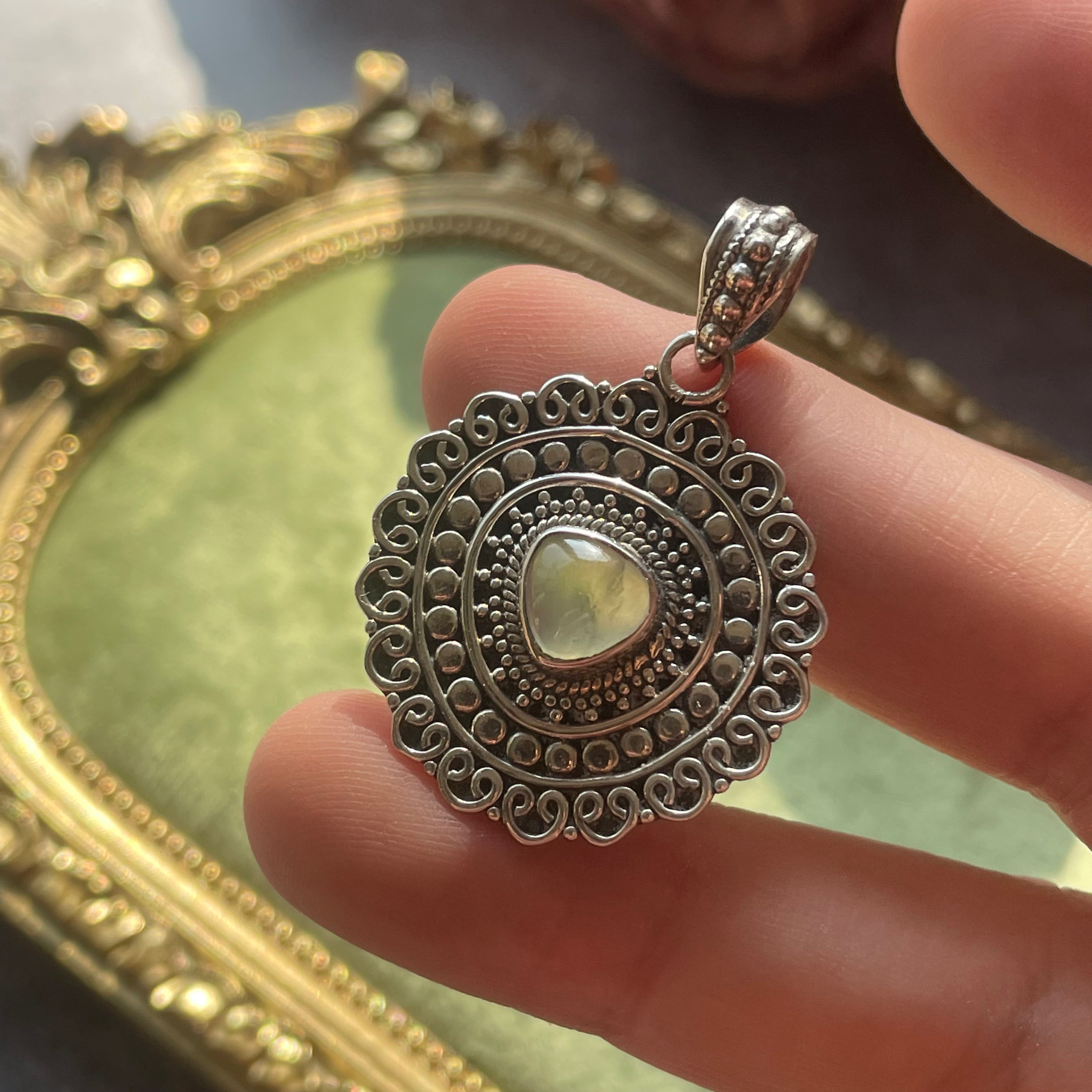 Medallón de Prehenita y Plata 925 - Mirelia