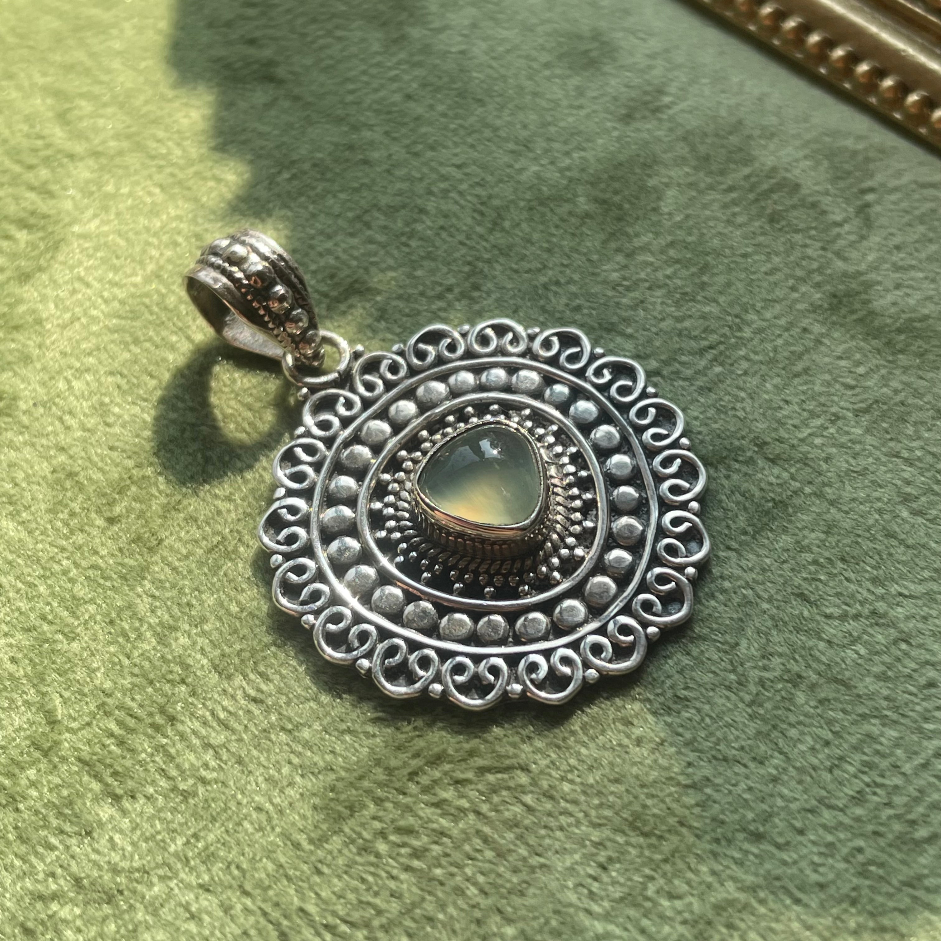 Medallón de Prehenita y Plata 925 - Mirelia