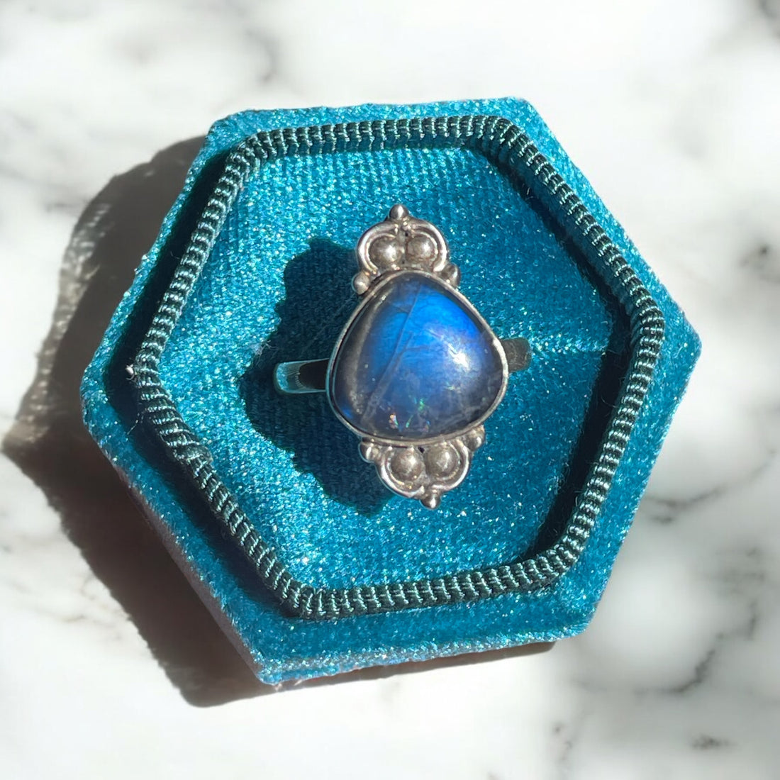 Anillo Aenora – Labradorita Azul Fuego en Plata 925 - Joyas Velardi