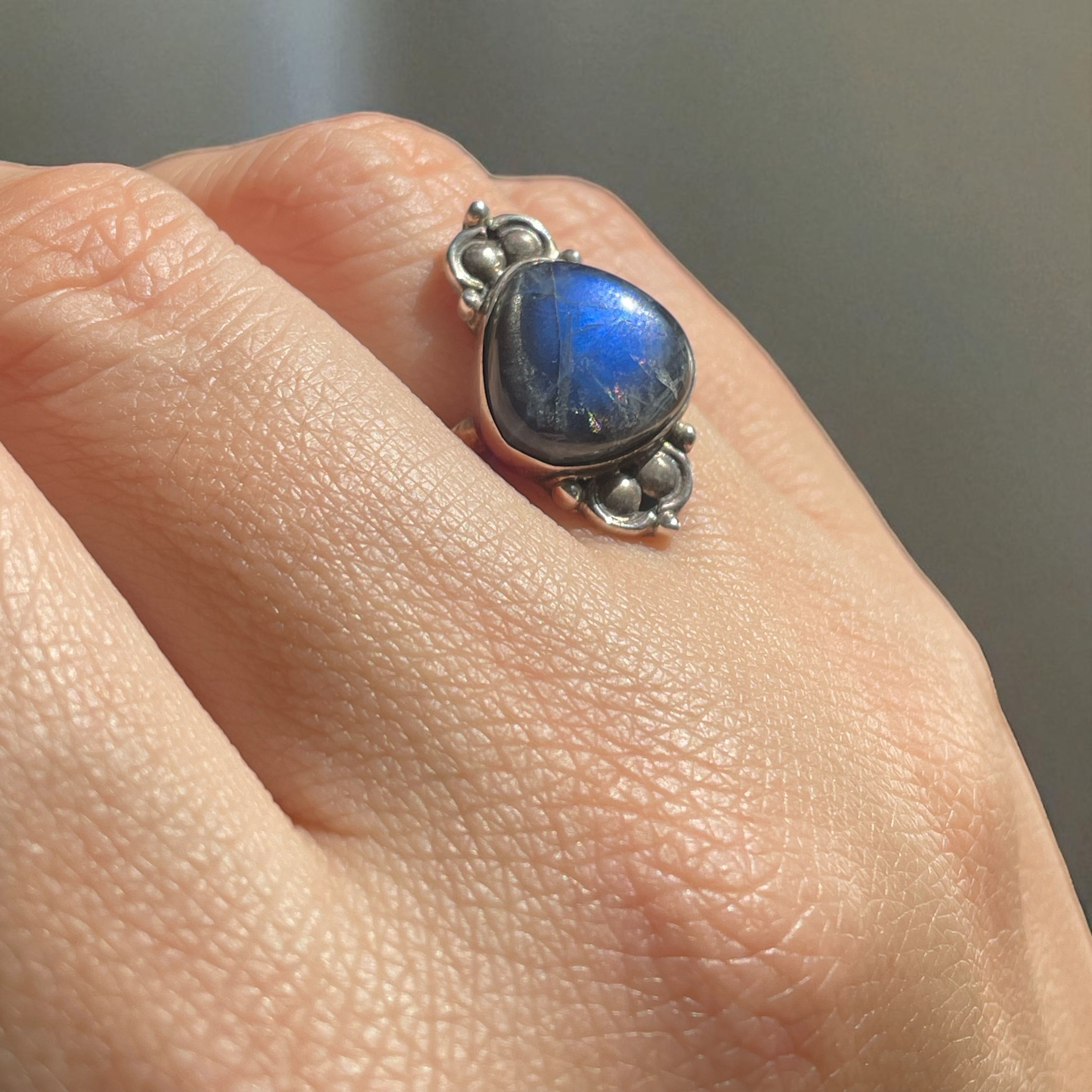 Anillo Aenora – Labradorita Azul Fuego en Plata 925 - Joyas Velardi