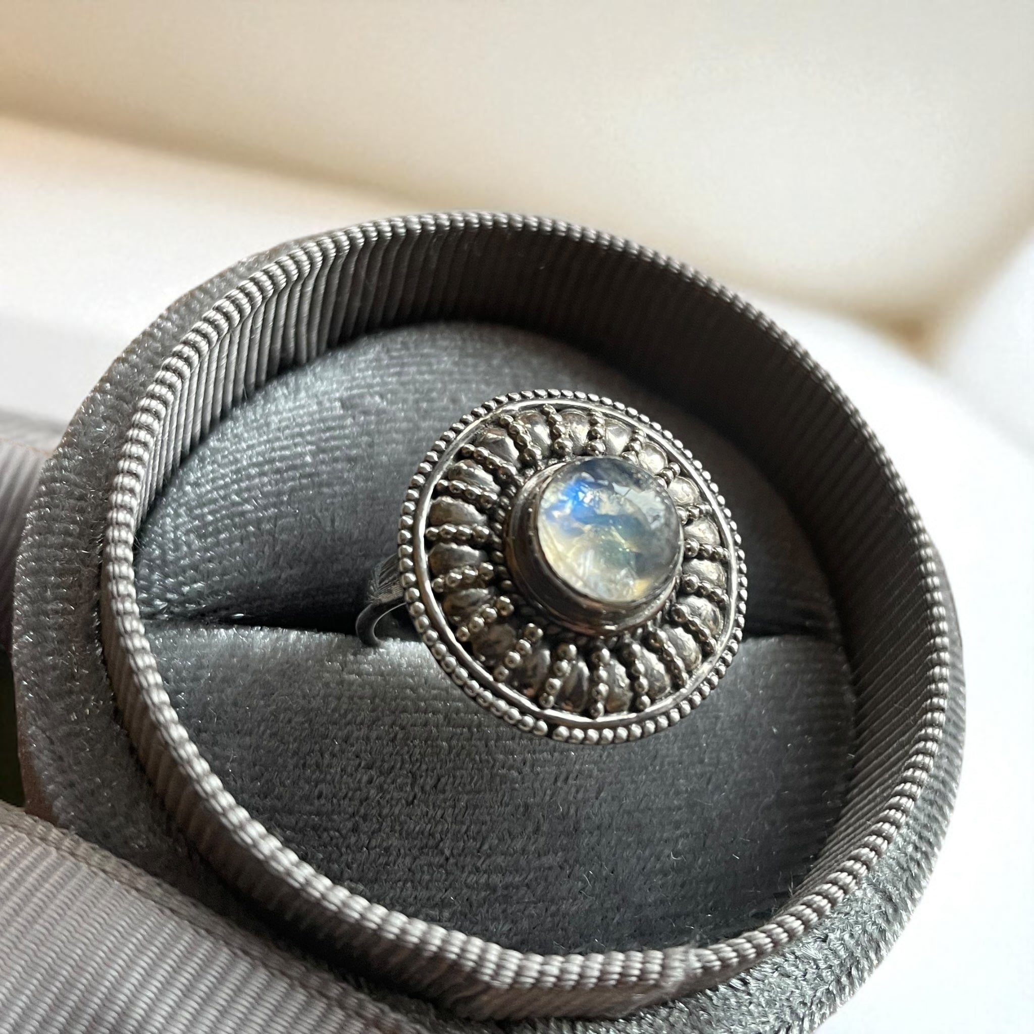 Anillo Elenya - Piedra Luna Arcoíris de la India y Plata 925