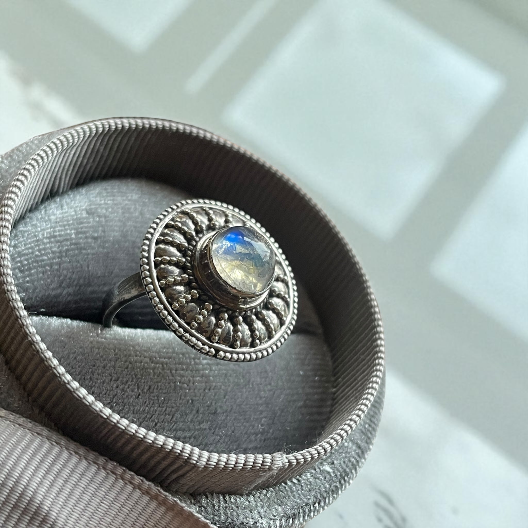 Anillo Elenya - Piedra Luna Arcoíris de la India y Plata 925