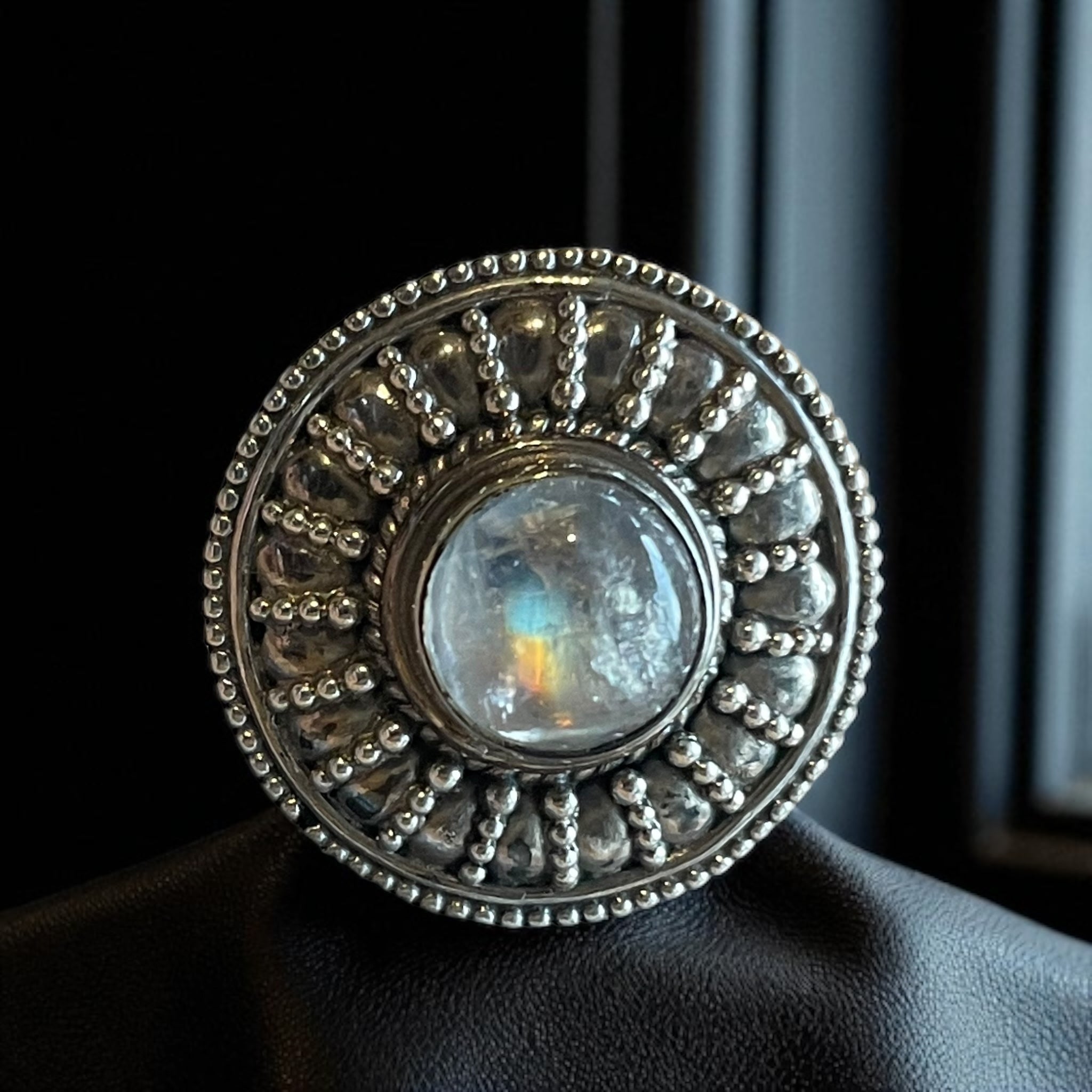 Anillo Elenya - Piedra Luna Arcoíris de la India y Plata 925