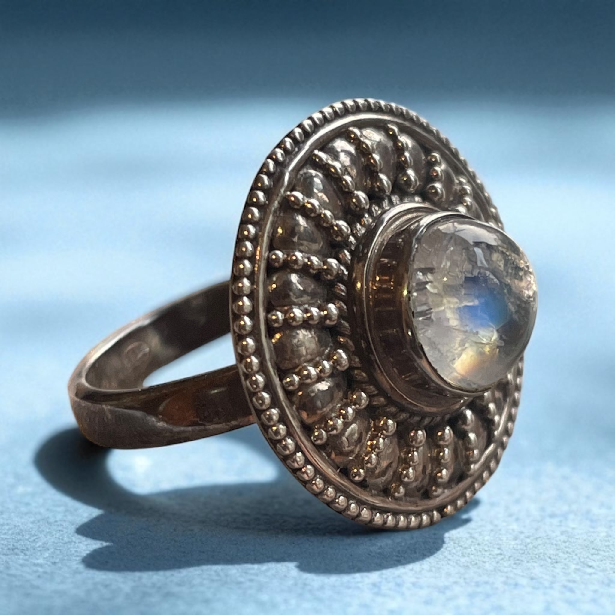 Anillo Elenya - Piedra Luna Arcoíris de la India y Plata 925