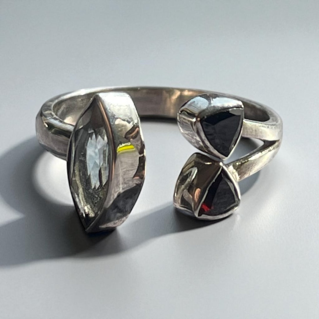 Anillo Topacio azul cielo y granates Plata 925 - Cleo