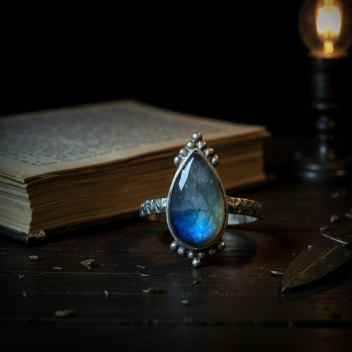 Aether — Anillo de Labradorita Azul Fuego de Madagascar en Plata 925