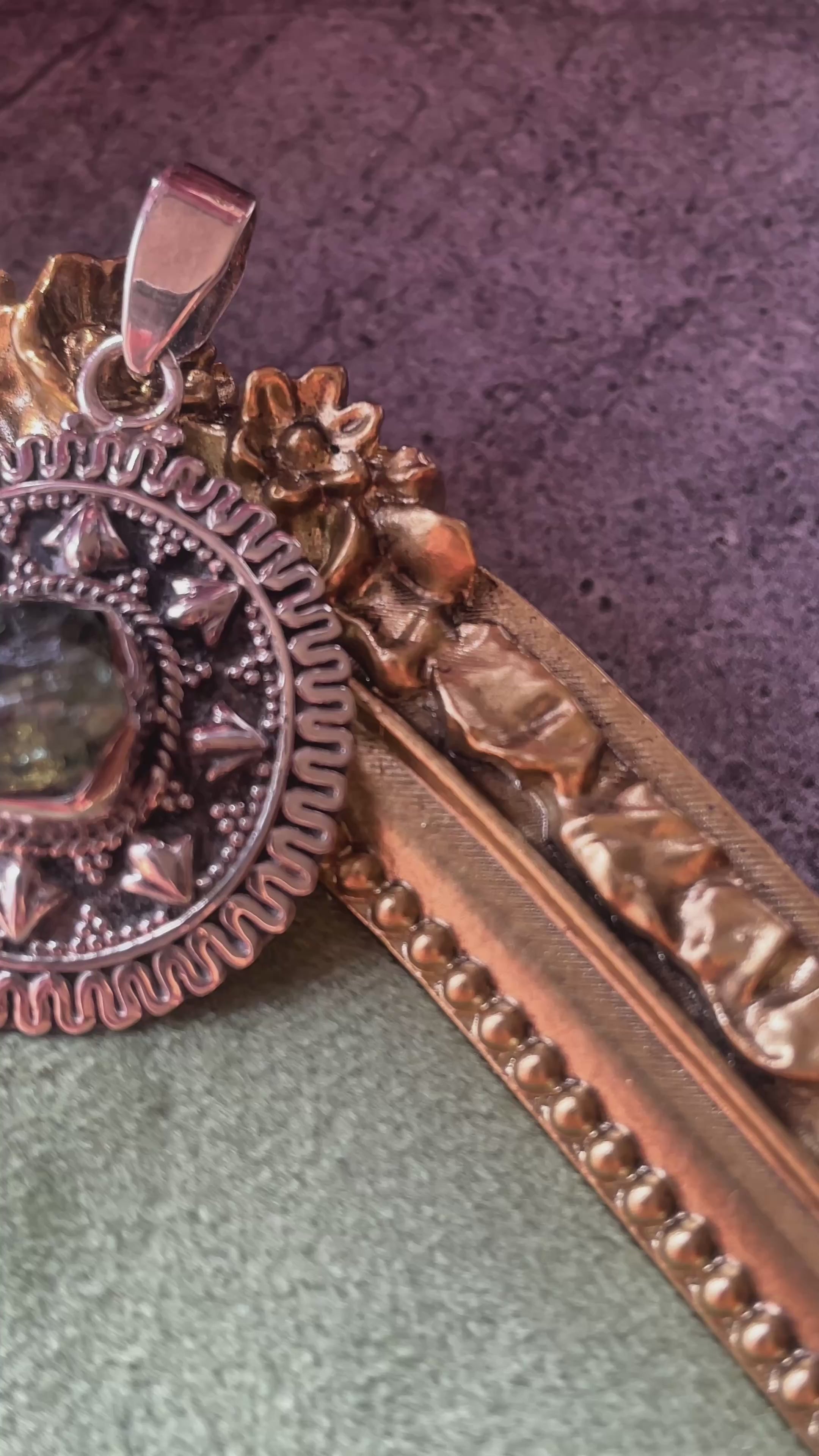 Colgante Medallón Apatita en bruto Plata 925